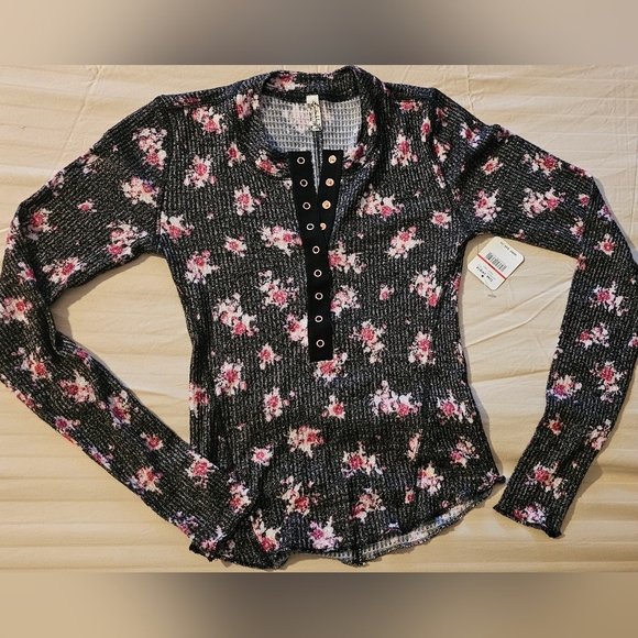 🆕️Free people XS fitted floral waffle knit Henley button V neck. - Picture 7 of 9